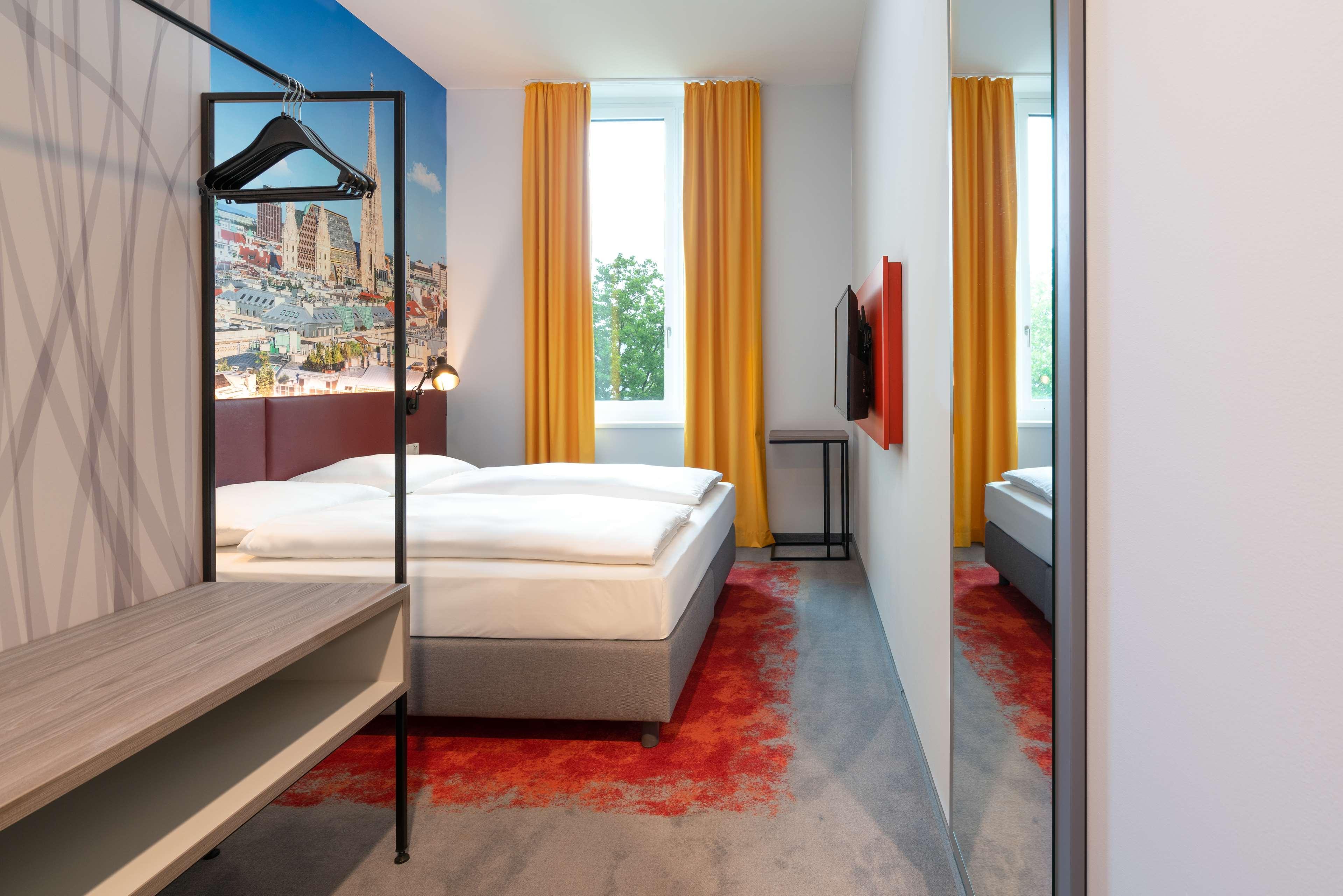 Campanile Vienna South Hotel Exterior photo